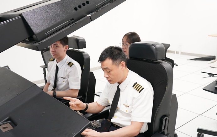 4. 飛行模擬機操作訓練.jpg